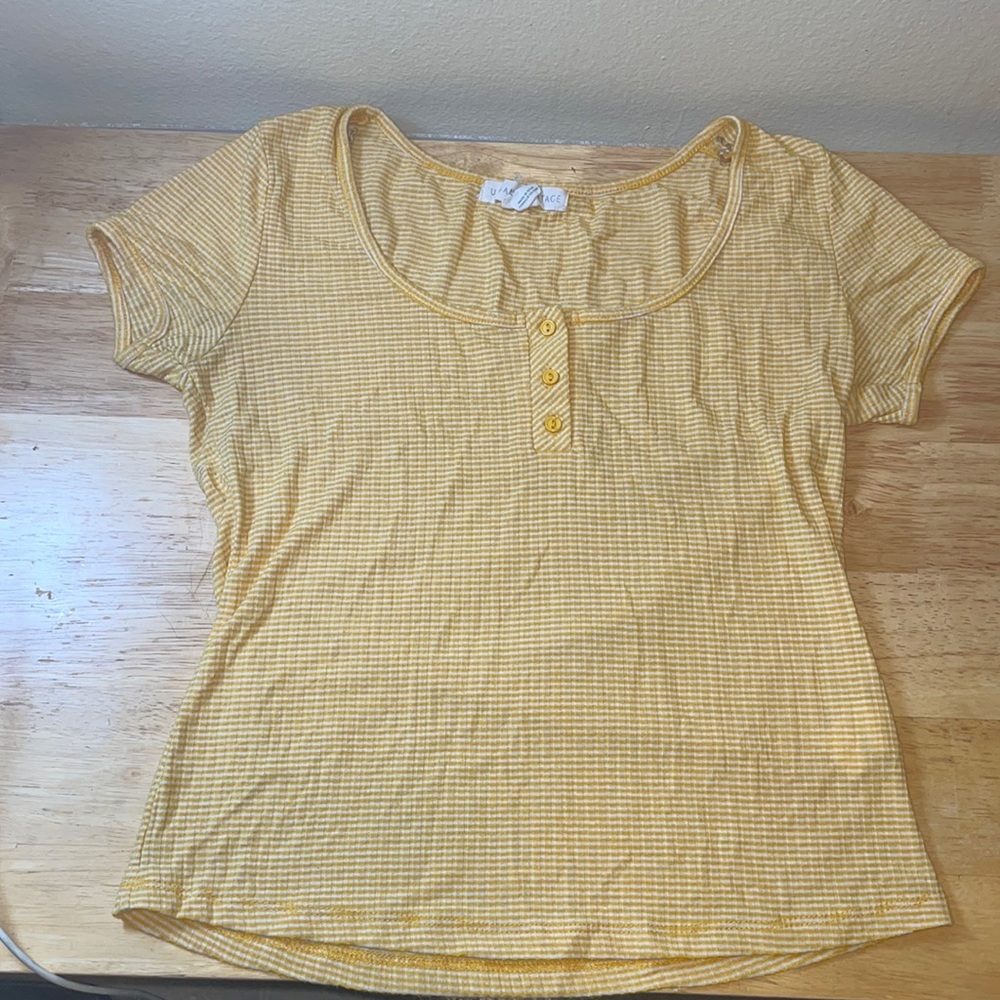 Yellow button down top⭐️🤍